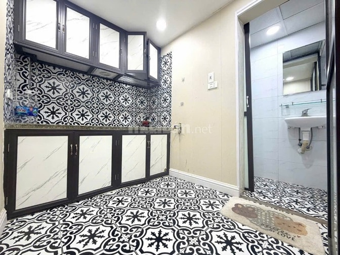 Bán căn hộ tập thể tầng 1 ở phố Thịnh Quang, Đống Đa