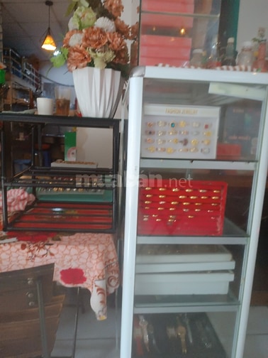 Quần áo trang sức  phụ kiện trưng bày