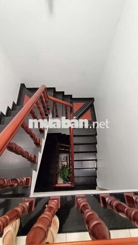 Cho thuê nhà 1trệt 2 lầu, 4pn đường XH