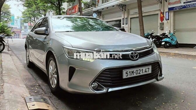 Gia đình bán xe Toyota Camry bản 2.0E đời 2016