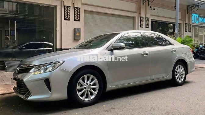 Gia đình bán xe Toyota Camry bản 2.0E đời 2016