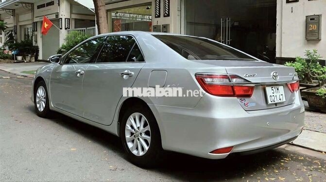 Gia đình bán xe Toyota Camry bản 2.0E đời 2016