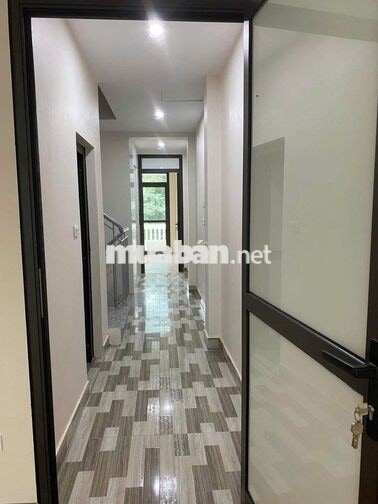 Nhà Hoàng Quốc Việt 195m², Vỉa Hè - Ô Tô Tải Tránh, Để Xe Trong Nhà.