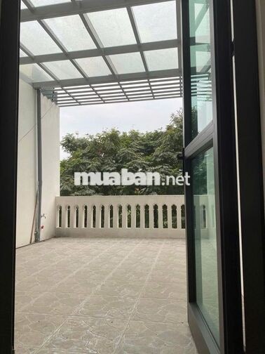 Nhà Hoàng Quốc Việt 195m², Vỉa Hè - Ô Tô Tải Tránh, Để Xe Trong Nhà.