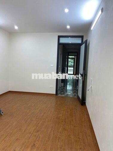 Nhà Hoàng Quốc Việt 195m², Vỉa Hè - Ô Tô Tải Tránh, Để Xe Trong Nhà.