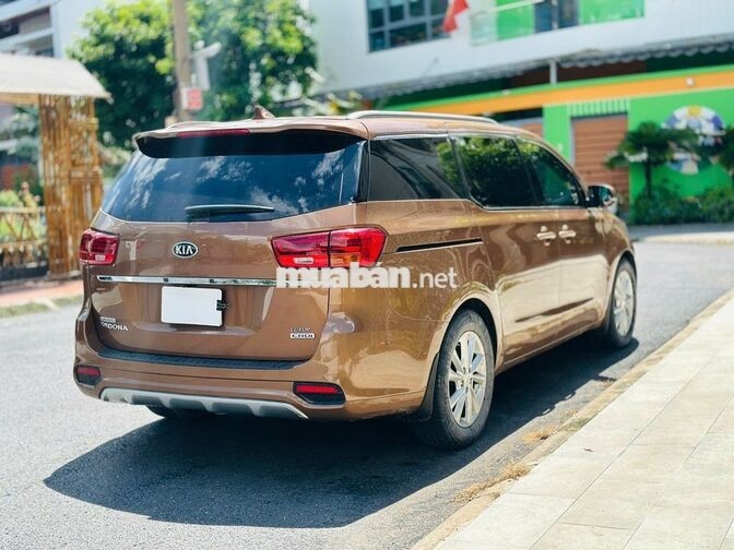 KIA Sedona Full 2021 Vàng cát Tự động 79.000 km