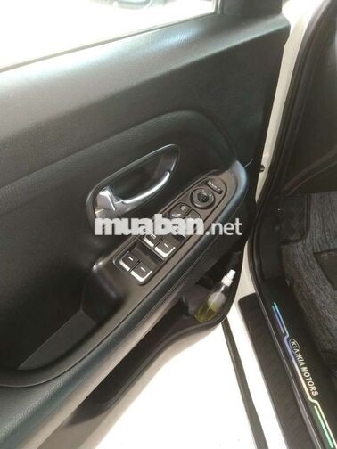 Kia Rondo Trắng 7 chỗ Xăng Tự động