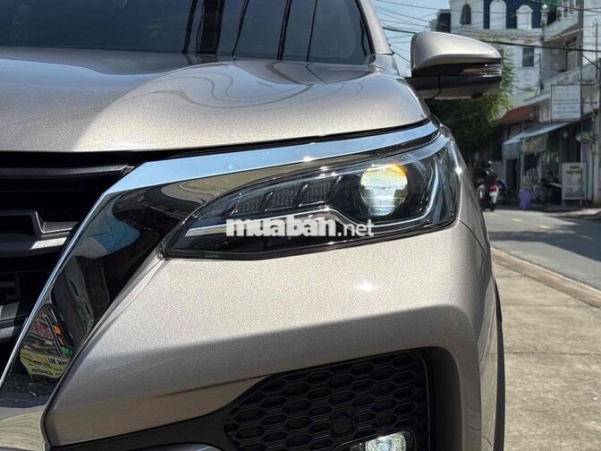 Toyota Fortuner 2.4AT  25.000 km, sơn zin cả xe