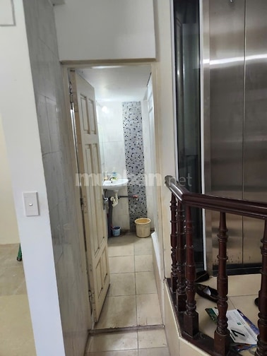 Cho thuê tầng 1, mặt tiền 4m8, 2 phòng, 1 WC