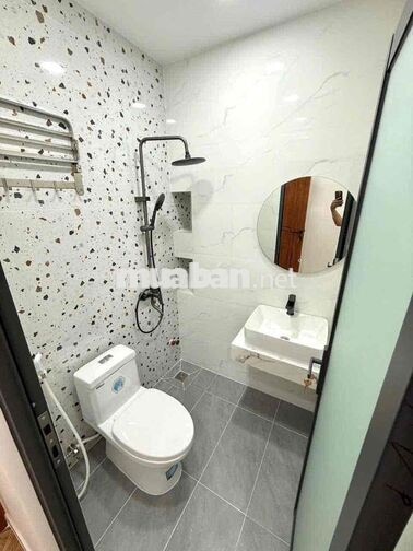 Cho thuê nhà Mặt tiền Đoàn Văn Bơ Q4 DT 3x18 nở hậu 5m