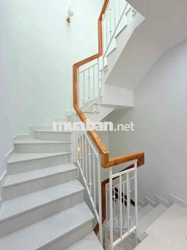 Cho thuê nhà Mặt tiền Đoàn Văn Bơ Q4 DT 3x18 nở hậu 5m