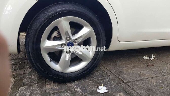 Ford Focus 2012 Trắng 11 vạn km