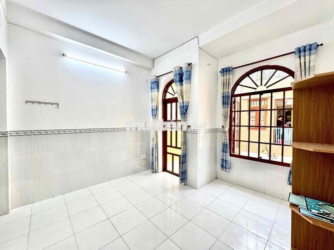 PHÒNG BAN CÔNG, CỬA SỔ LỚN FULL NỘI THẤT- NI SƯ HUỲNH LIÊN, TÂN BÌNH