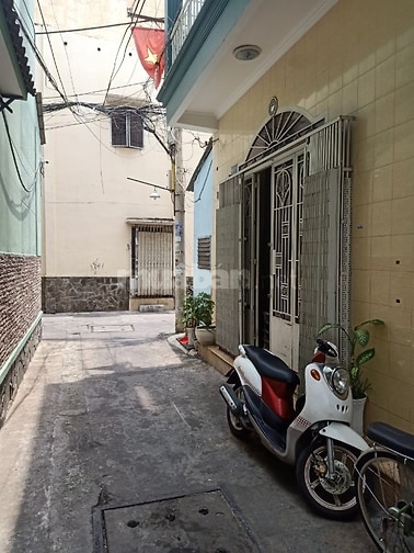 Nhà 3 tầng yên tĩnh gần chợ Phú Nhuận, 14tr