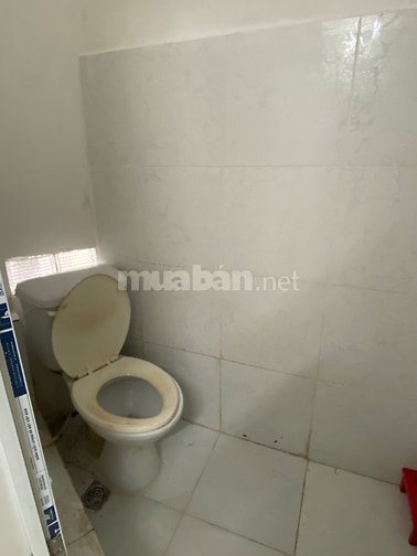 Share phòng trong nhà nguyên căn cách CMT8 chừng 50m.