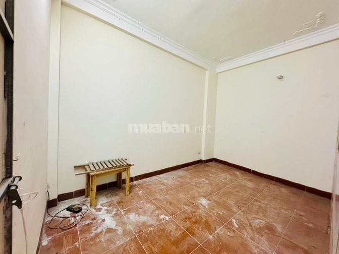 Cho thuê nhà căn góc 5 tầng, DT tầng 1 là 40 m2, từ tầng 2 đua ra 52m2