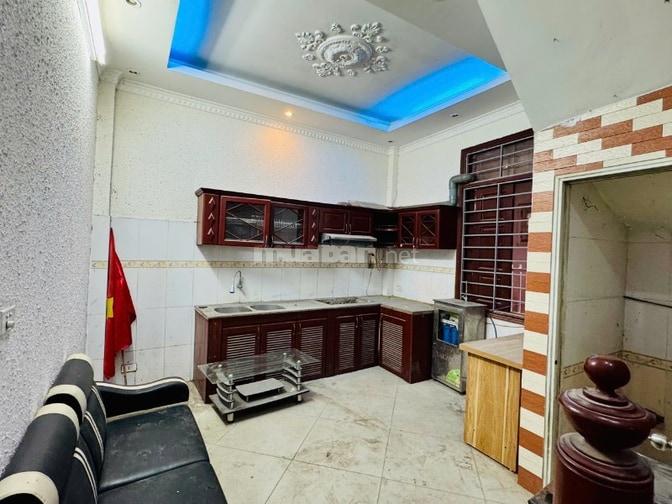 Cho thuê nhà căn góc 5 tầng, DT tầng 1 là 40 m2, từ tầng 2 đua ra 52m2