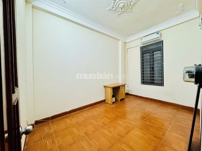 Cho thuê nhà căn góc 5 tầng, DT tầng 1 là 40 m2, từ tầng 2 đua ra 52m2