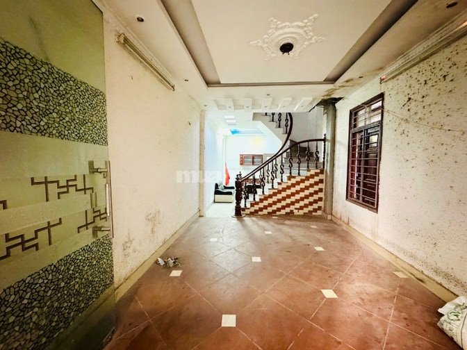 Cho thuê nhà căn góc 5 tầng, DT tầng 1 là 40 m2, từ tầng 2 đua ra 52m2