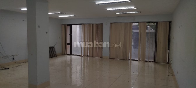 Cho thuê T2 MP đường 800A Hoàng Sâm, Cầu Giấy 130m2 giá 13.5 triệu