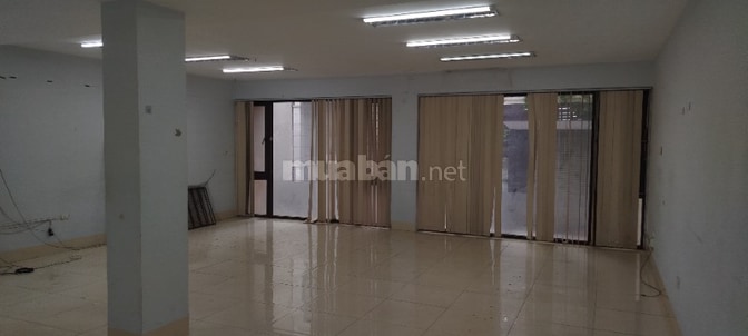 Cho thuê T2 MP đường 800A Hoàng Sâm, Cầu Giấy 130m2 giá 13.5 triệu