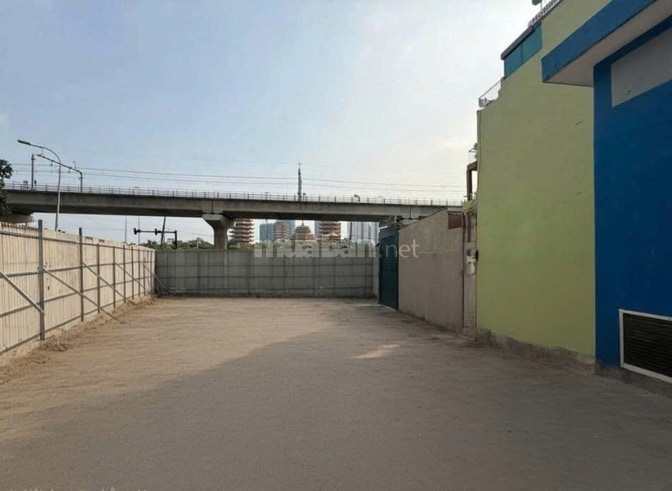 CHO THUÊ  ĐẤT  800m2 CĂN GÓC BA MẶT TIỀN - SONG HÀNH, THẢO ĐIỀN Q2