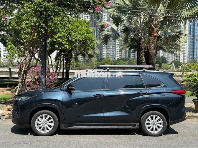 Toyota Innova Cross 2.0V 2024 Xanh Đen