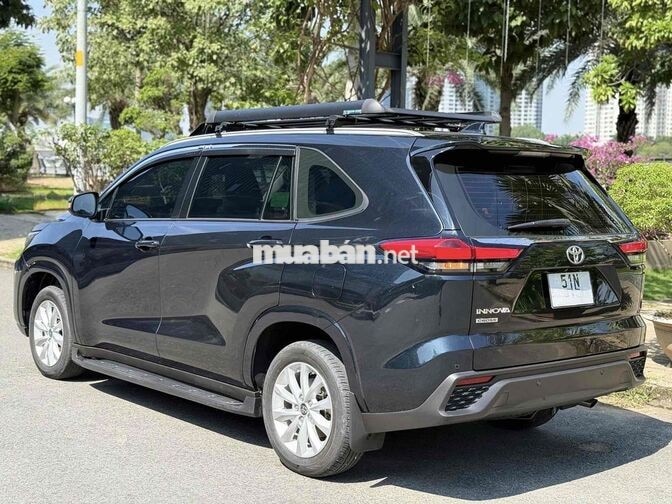 Toyota Innova Cross 2.0V 2024 Xanh Đen