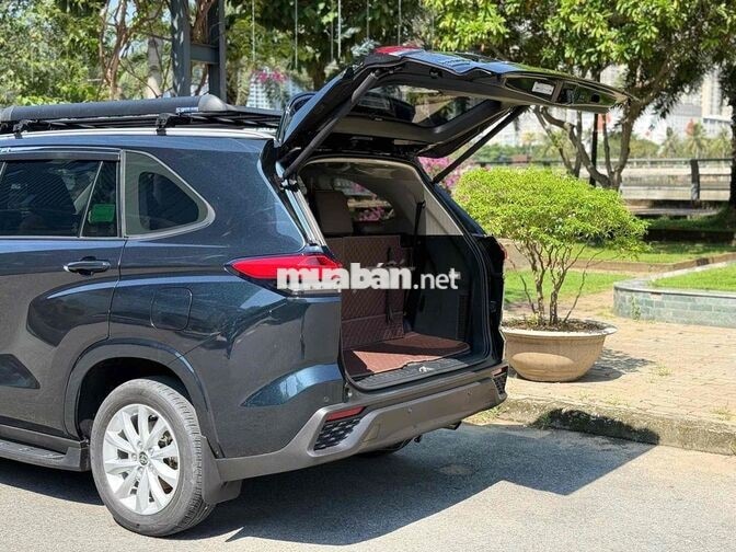Toyota Innova Cross 2.0V 2024 Xanh Đen