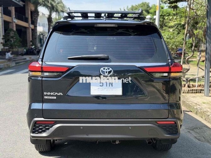 Toyota Innova Cross 2.0V 2024 Xanh Đen