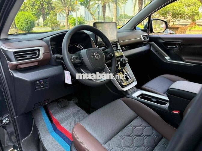 Toyota Innova Cross 2.0V 2024 Xanh Đen