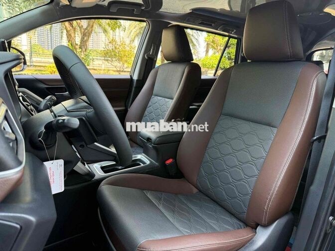 Toyota Innova Cross 2.0V 2024 Xanh Đen
