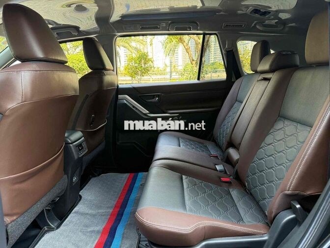 Toyota Innova Cross 2.0V 2024 Xanh Đen