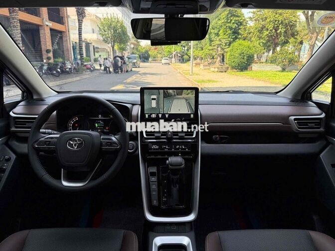 Toyota Innova Cross 2.0V 2024 Xanh Đen