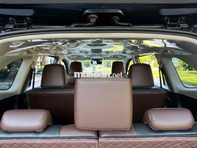 Toyota Innova Cross 2.0V 2024 Xanh Đen