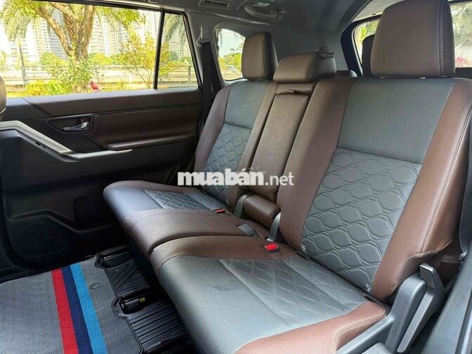 Toyota Innova Cross 2.0V 2024 Xanh Đen