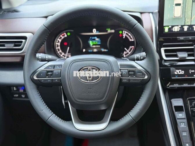 Toyota Innova Cross 2.0V 2024 Xanh Đen