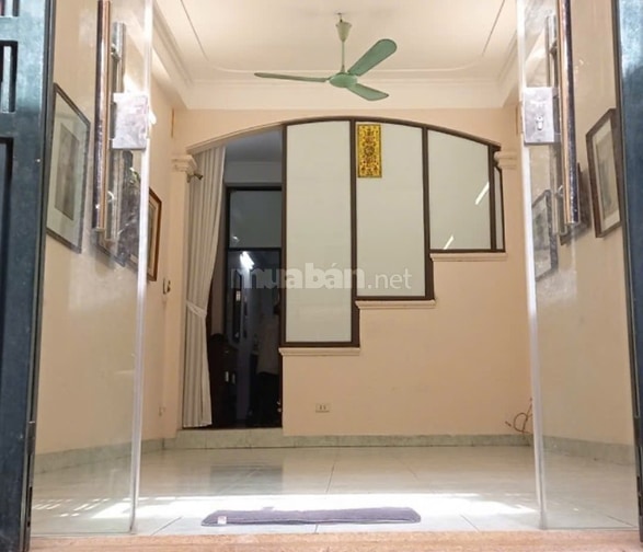 Chính chủ cho thuê mặt bằng 22m2. Sân 14m, Đối diện UBND quận Đống Đa