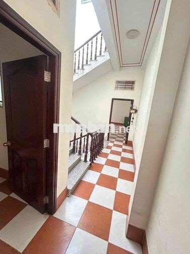 Nhà trệt 2 lầu mặt tiền Nguyễn Văn Cừ