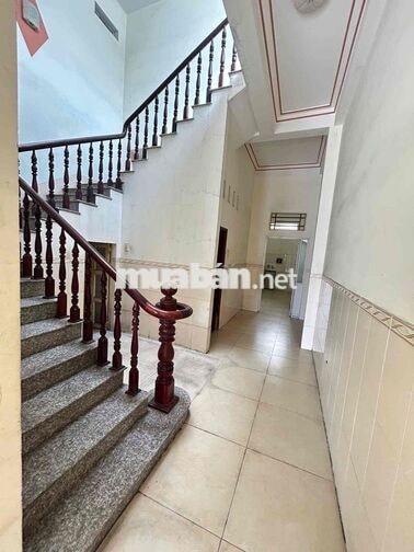 Nhà trệt 2 lầu mặt tiền Nguyễn Văn Cừ