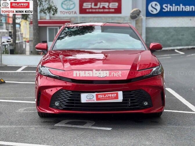 Toyota Camry 2.0Q 2025 Tự động Đỏ 2.300 km