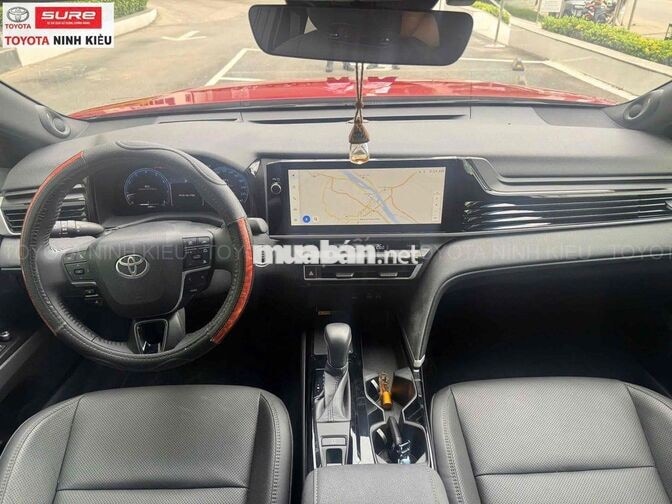 Toyota Camry 2.0Q 2025 Tự động Đỏ 2.300 km