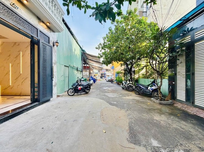 Xe hơi để trong Nhà 5 lầu tuyệt đẹp Cao cấp hẻm sát Mặt tiền Phạm Văn 