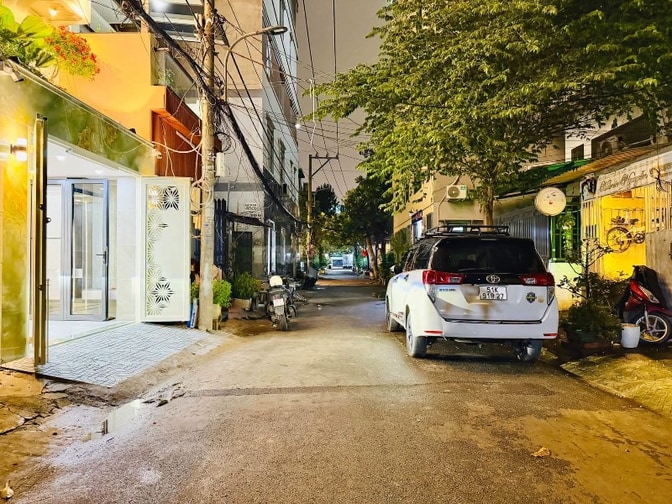 Xe hơi để trong Nhà 5 lầu tuyệt đẹp Cao cấp hẻm Quang Trung, P14, Q.Gò