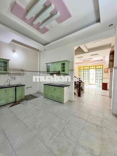 Nhỉnh 8 Tỷ - SÁT MẶT TIỀN BỜ KÈ RẠCH XUYÊN TÂM CHỢ BÀ CHIỂU - GIÁP Q1