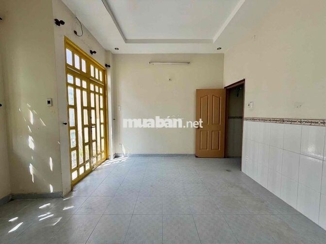 Nhỉnh 8 Tỷ - SÁT MẶT TIỀN BỜ KÈ RẠCH XUYÊN TÂM CHỢ BÀ CHIỂU - GIÁP Q1