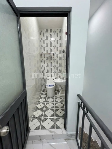 Chỉ 1 tỷ 750 mà có nhà 3 tầng Quận 11 ở ngay