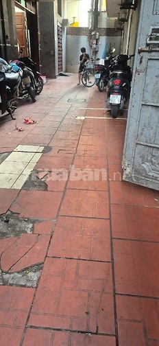 Bán nhà cấp 4 mặt phố hồ tùng mậu . Dt. 30 m2 . 2 măt đường trước sau.