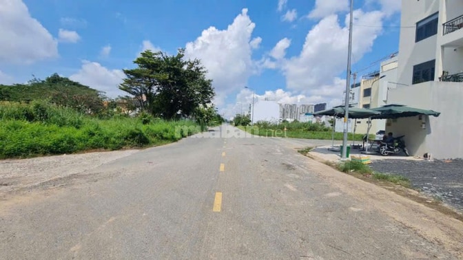 đất mặt tiền Nguyễn Văn Kỉnh kế bên khu biệt thự