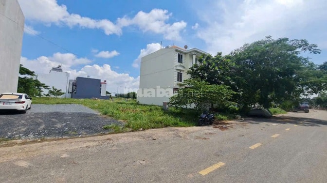 đất mặt tiền Nguyễn Văn Kỉnh kế bên khu biệt thự